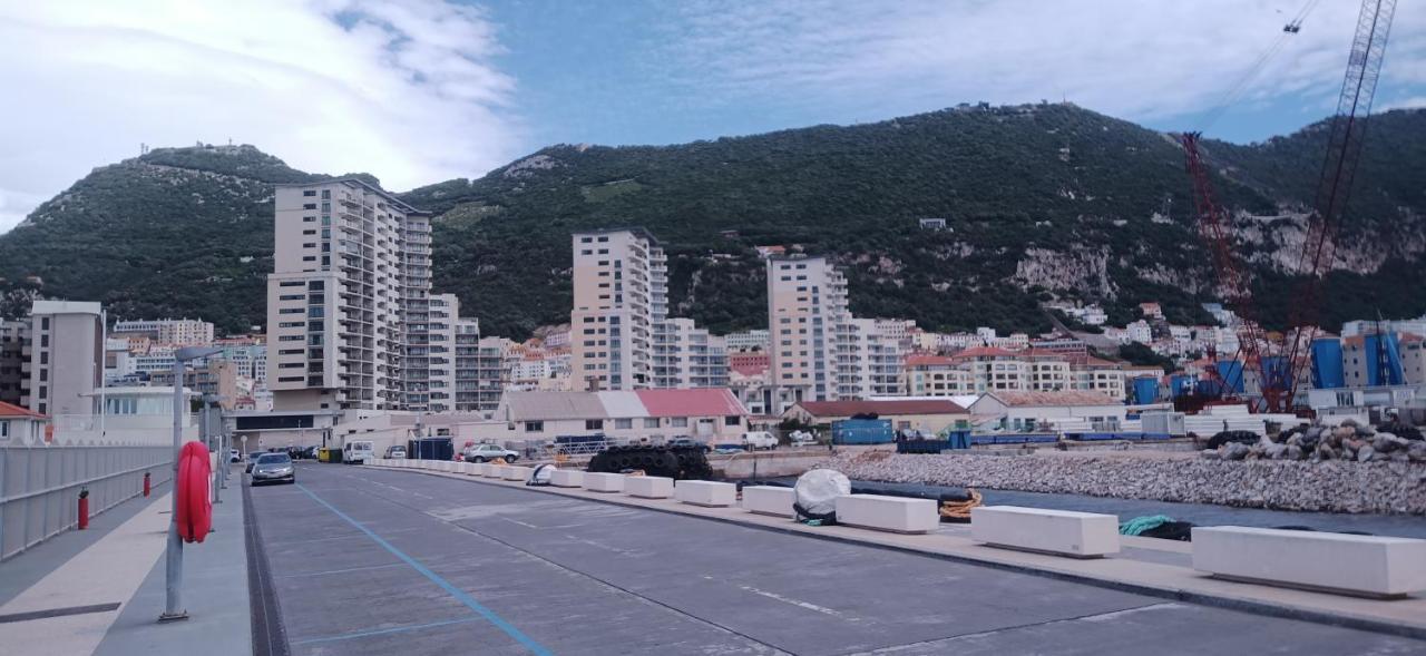 Kings Wharf Quay29 - Large Studio Apartment With 3 Pools - Gym - Rock Views - Holiday And Short Let Apartments In Gibraltár Kültér fotó